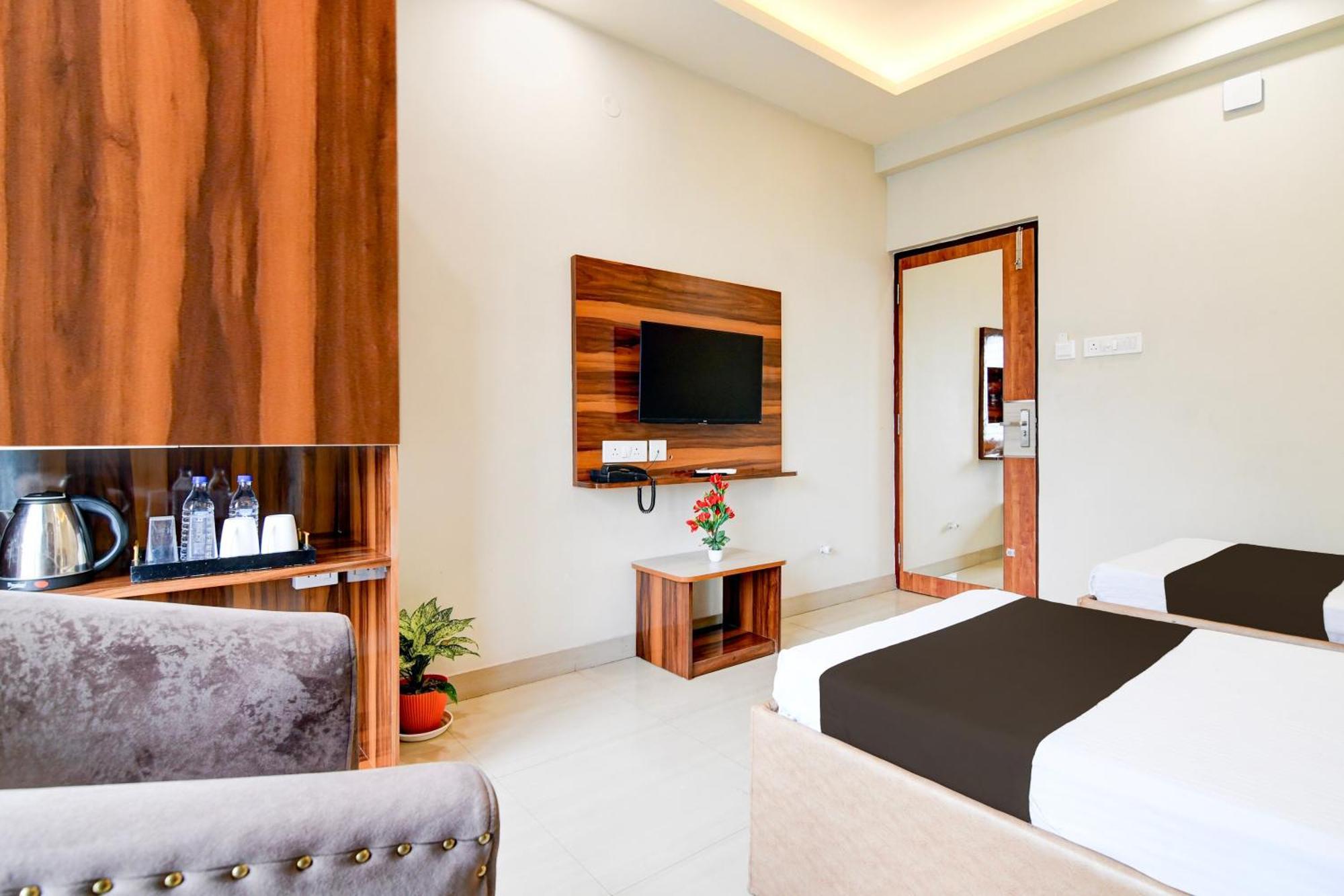 Super Townhouse Kaikhali Near Airport Kalkutta Kültér fotó