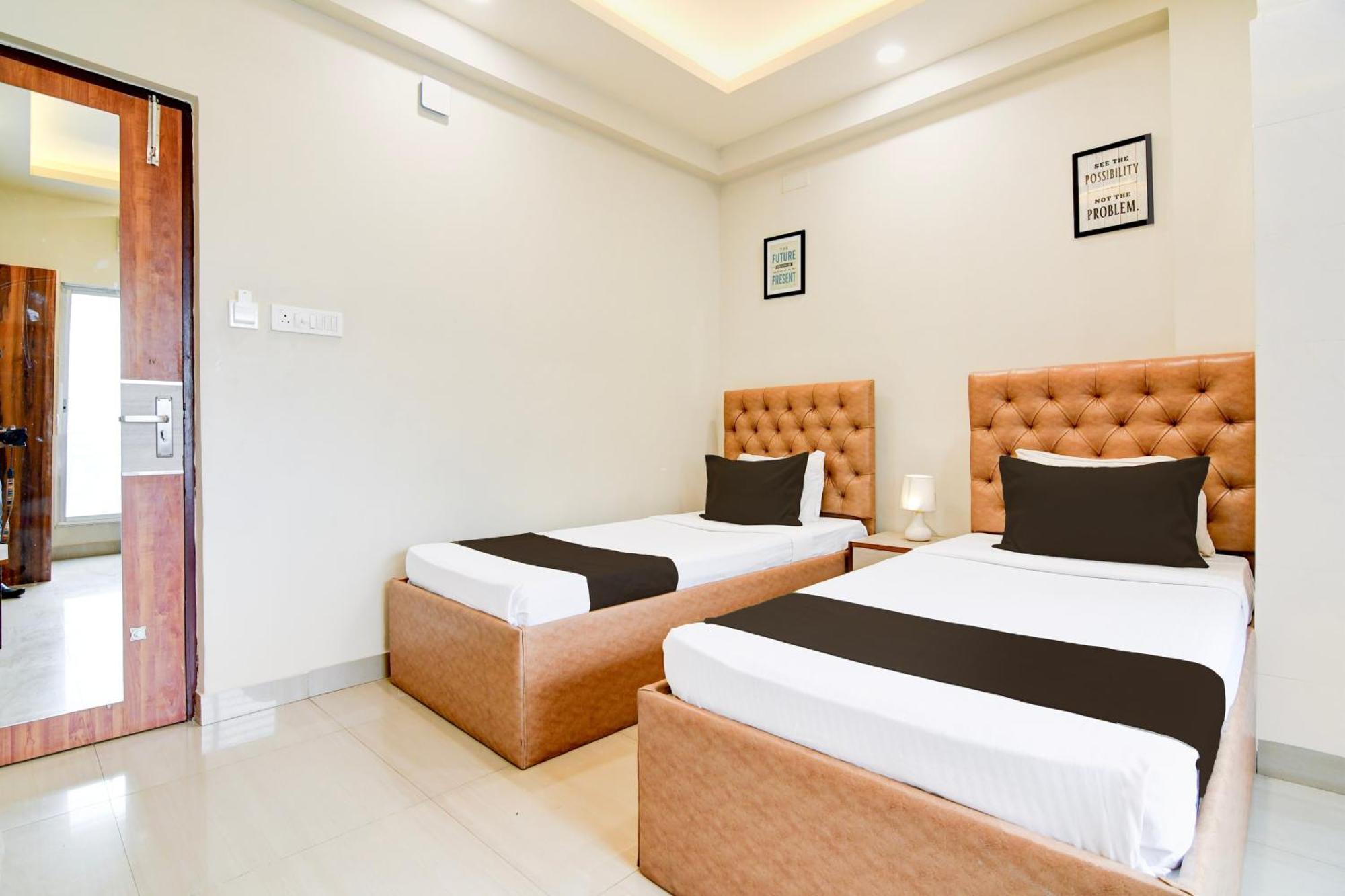 Super Townhouse Kaikhali Near Airport Kalkutta Kültér fotó