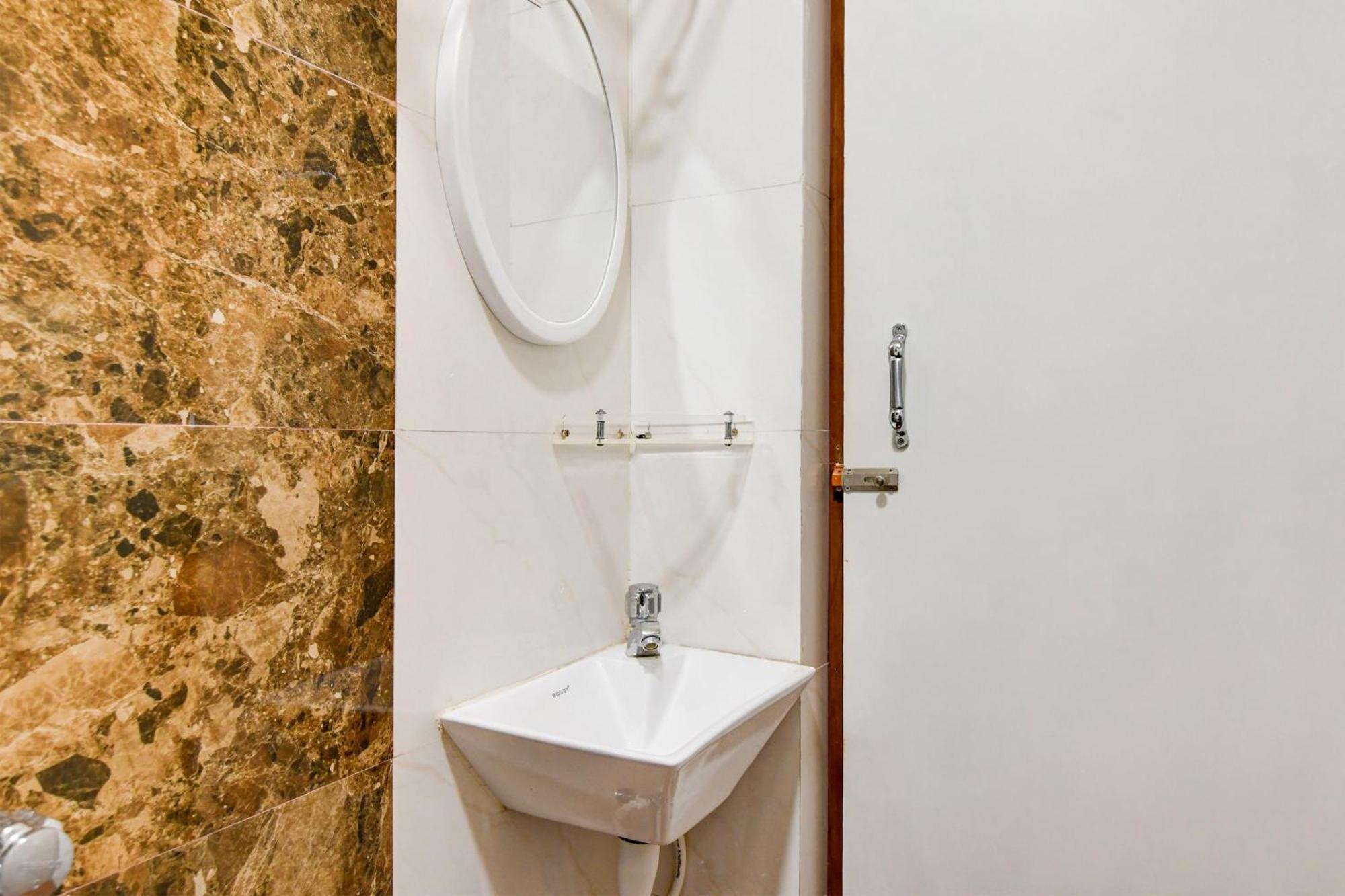 Super Townhouse Kaikhali Near Airport Kalkutta Kültér fotó