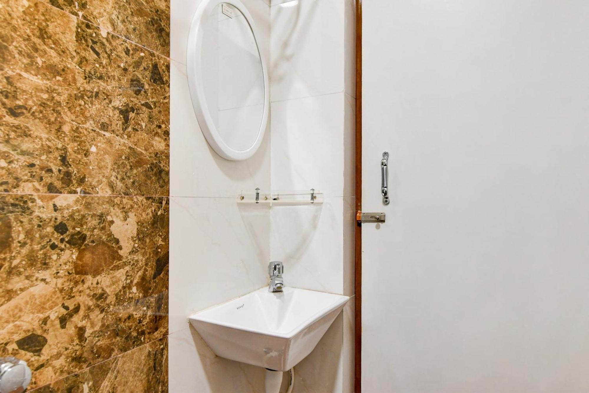 Super Townhouse Kaikhali Near Airport Kalkutta Kültér fotó