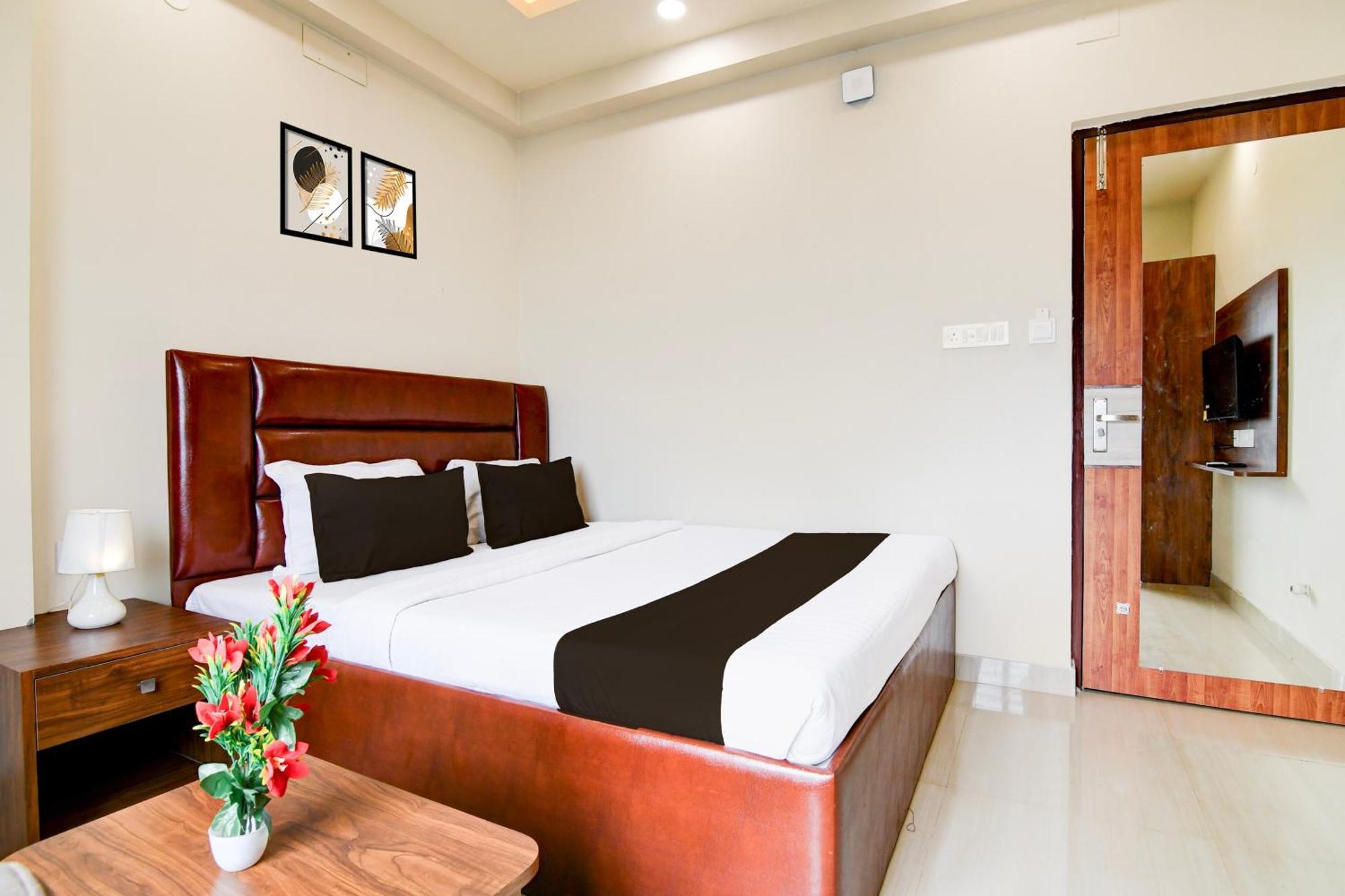 Super Townhouse Kaikhali Near Airport Kalkutta Kültér fotó