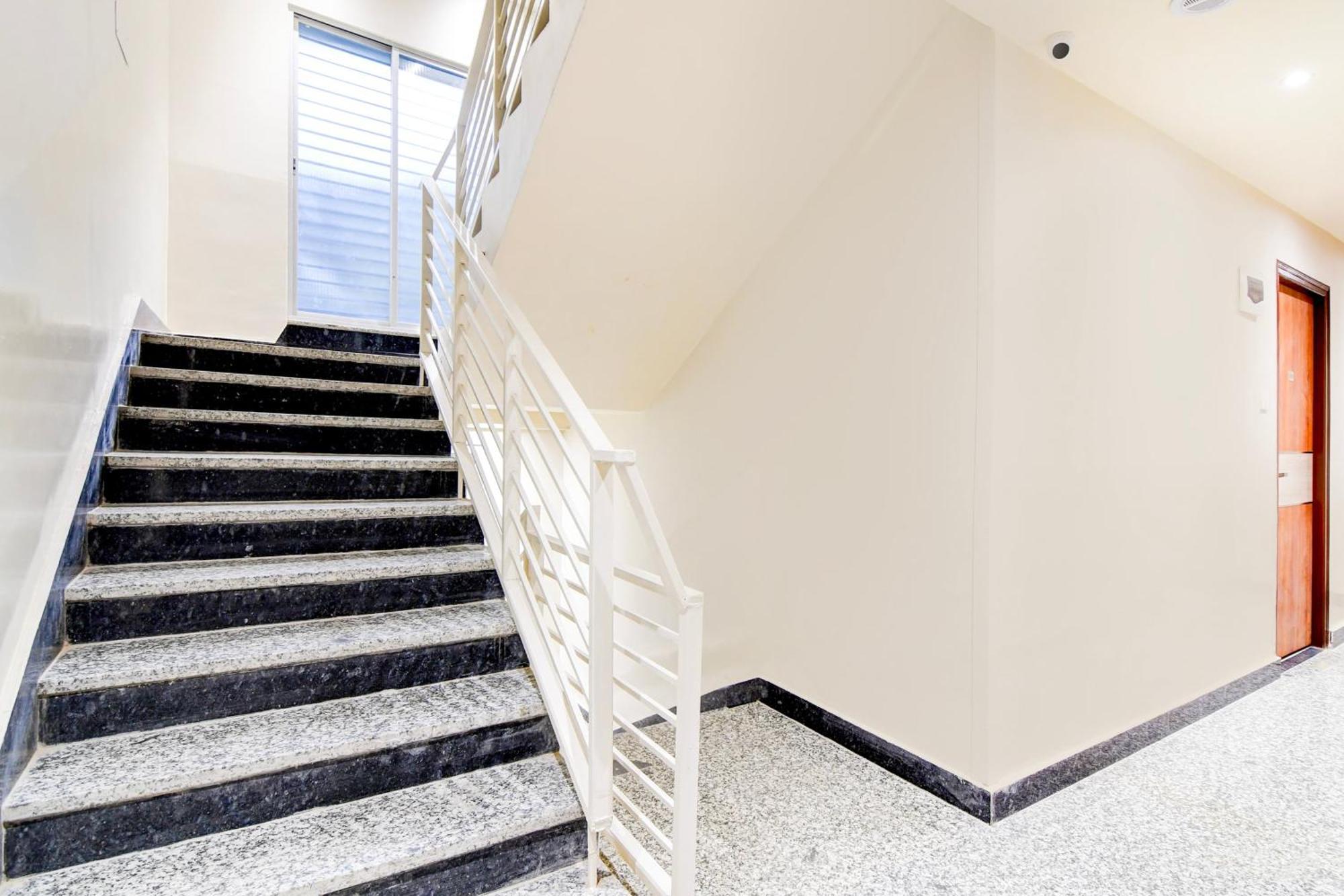 Super Townhouse Kaikhali Near Airport Kalkutta Kültér fotó