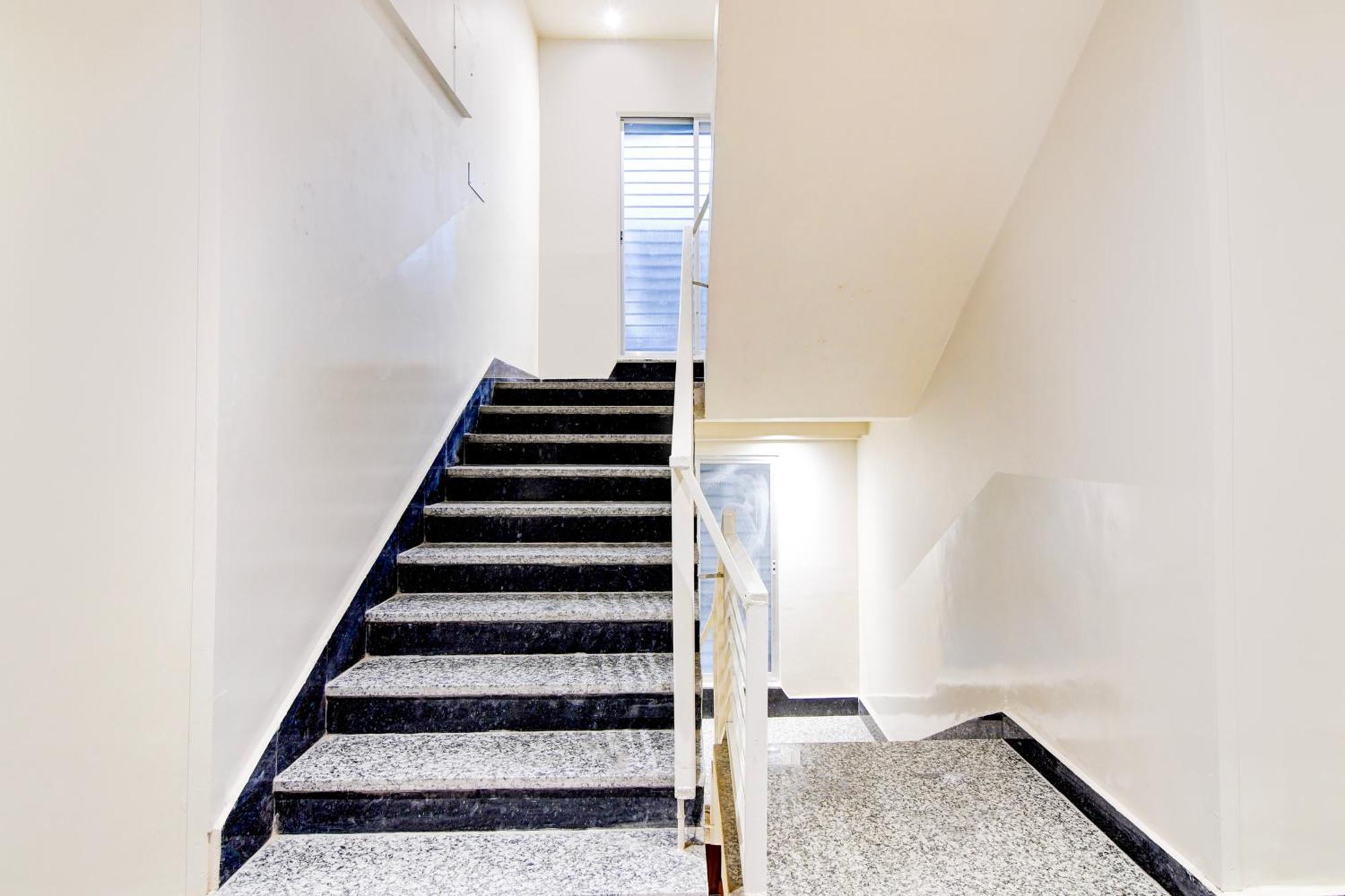 Super Townhouse Kaikhali Near Airport Kalkutta Kültér fotó