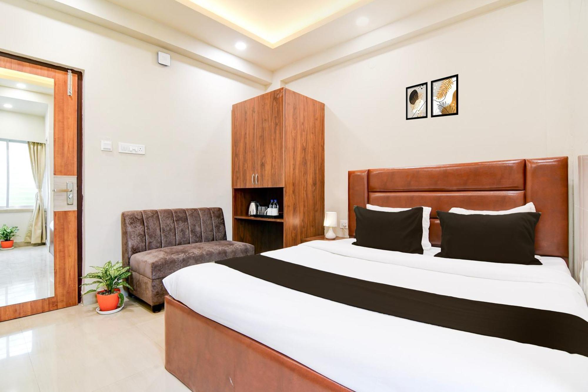 Super Townhouse Kaikhali Near Airport Kalkutta Kültér fotó