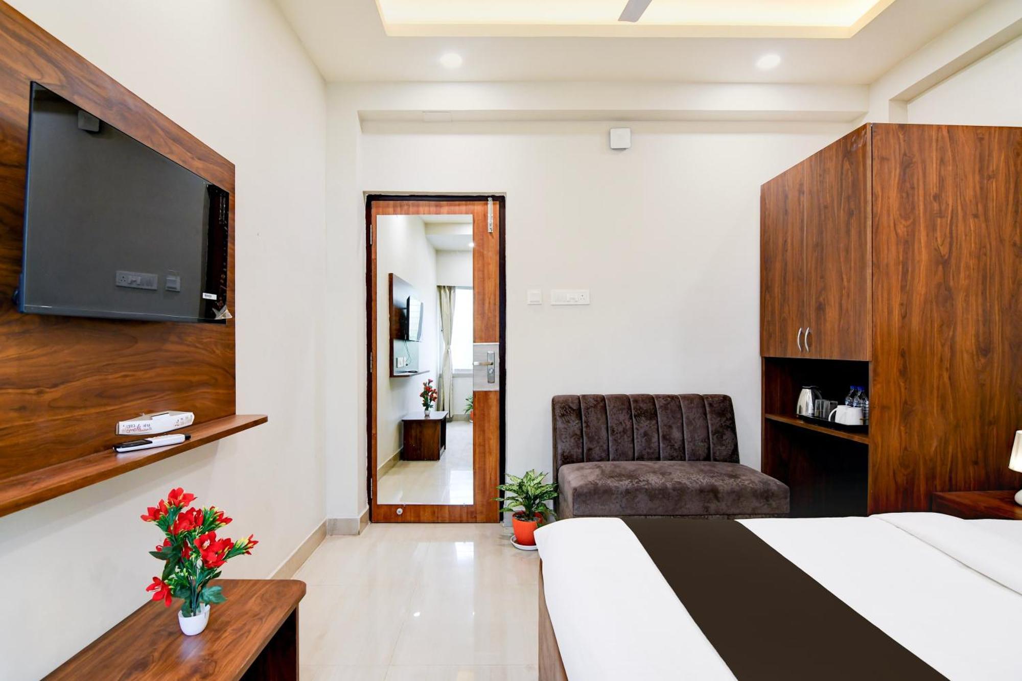 Super Townhouse Kaikhali Near Airport Kalkutta Kültér fotó